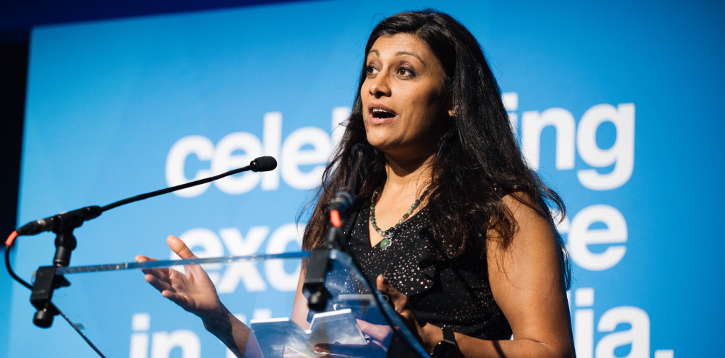 Tugilgan ayol orgazmni boshdan kechiradi. Onlayn tomosha qiling.